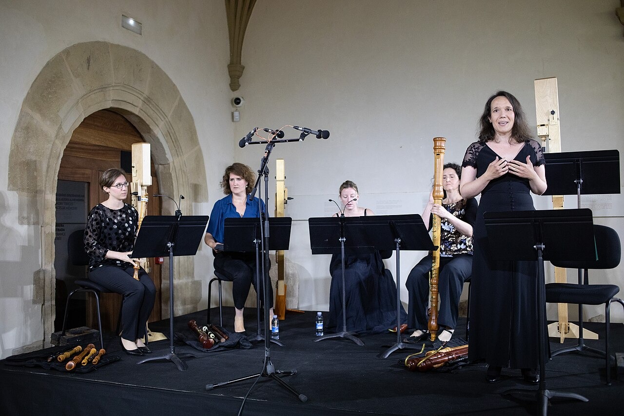 The recorder quintet Seldom Sene on a stage with recorders of many sizes